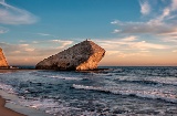 Tramonto sulla spiaggia di Monsul nel Parco naturale di Cabo de Gata, Almería, Andalusia