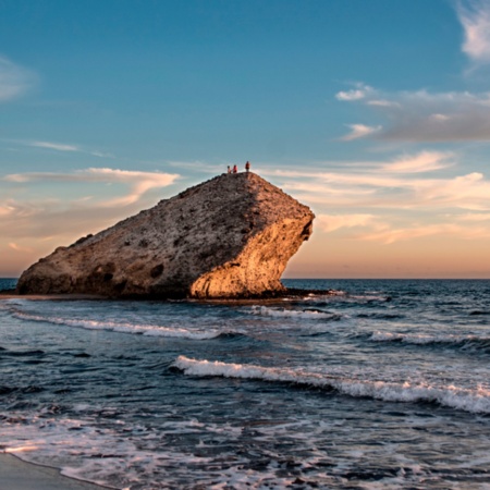 Zachód słońca na plaży Monsul w Obszarze Chronionego Krajobrazu Cabo de Gata, Almería, Andaluzja