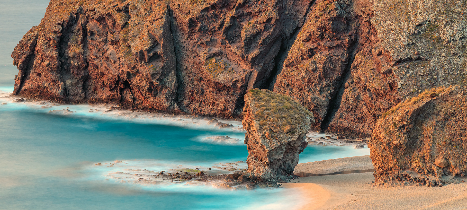 Пляж Лос-Муэртос в поселке Карбонерас, Альмерия