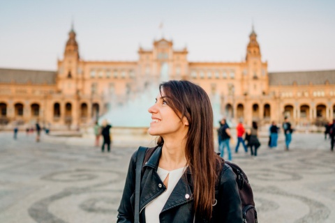 Dziewczyna zwiedzająca Plaza España w Sewilli