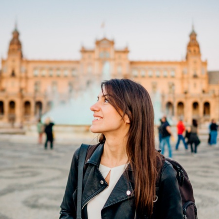 Junge Frau besichtigt die Plaza España in Sevilla