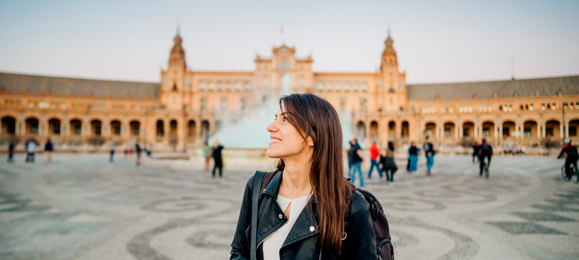 Jeune fille en train de visiter la Plaza España de Séville