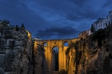 Nocny widok słynnego mostu Puente Nuevo w Rondzie, Malaga (Andaluzja)