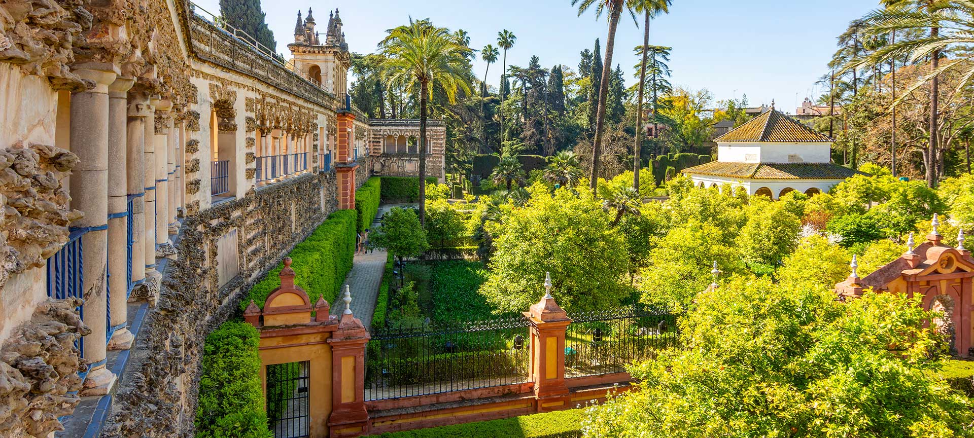 Vue d'ensemble des jardins de l'Alcazar royal de Séville 