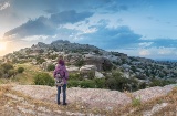 Osoba kontemplująca Torcal de Antequera w Maladze, Andaluzja