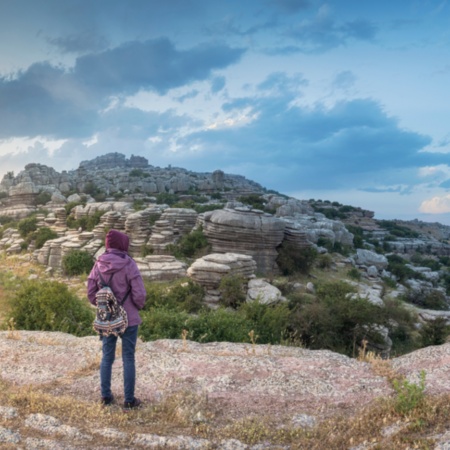 Pessoa admirando o Torcal de Antequera em Málaga, Andaluzia