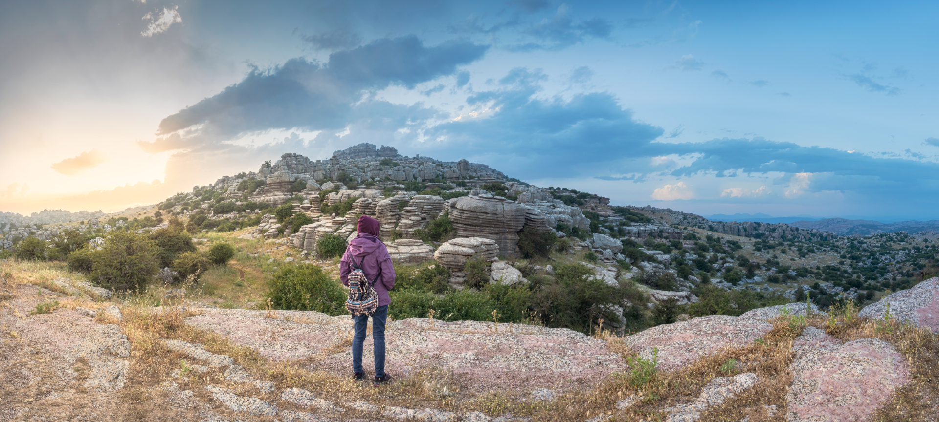 Osoba kontemplująca Torcal de Antequera w Maladze, Andaluzja Osoba kontemplująca Torcal de Antequera w Maladze, Andaluzja