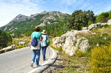 Touristen genießen die Aussicht im Naturpark Sierra de Grazalema in Cádiz, Andalusien