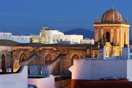 A Paróquia de San Mateo se destaca na vista panorâmica de Tarifa (Cádis, Andaluzia)