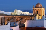A Paróquia de San Mateo se destaca na vista panorâmica de Tarifa (Cádis, Andaluzia)