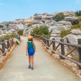Touriste dans le Torcal de Antequera, Malaga Touriste dans le Torcal de Antequera, Malaga