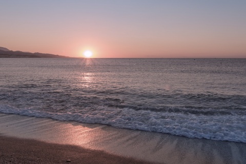 Sonnenuntergang an einem Strand von Torre del Mar (Málaga, Andalusien)