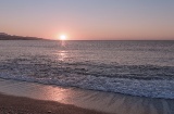 Coucher de soleil sur une plage de Torre del Mar (province de Malaga, Andalousie)