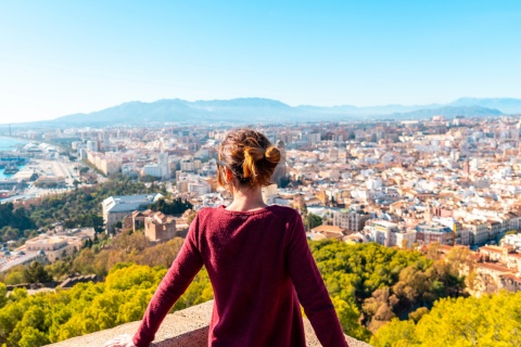 Un touriste contemple la ville de Malaga depuis le château de Gibralfaro, Andalousie