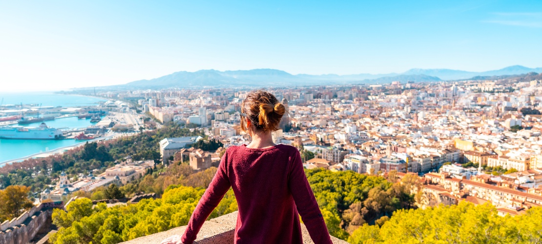 Turista contemplando a cidade de Málaga no Castelo de Gibralfaro, Andaluzia