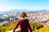 Turista contemplando a cidade de Málaga no Castelo de Gibralfaro, Andaluzia