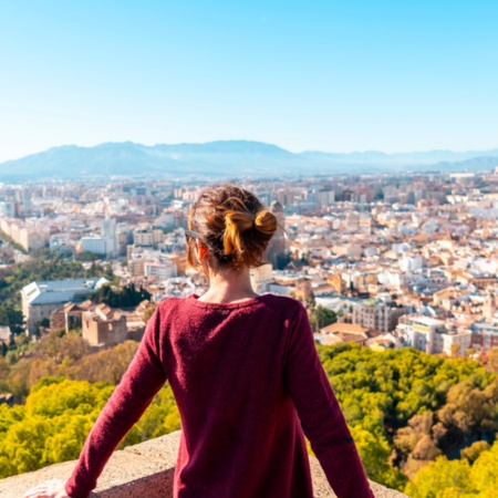 Turista contemplando a cidade de Málaga no Castelo de Gibralfaro, Andaluzia