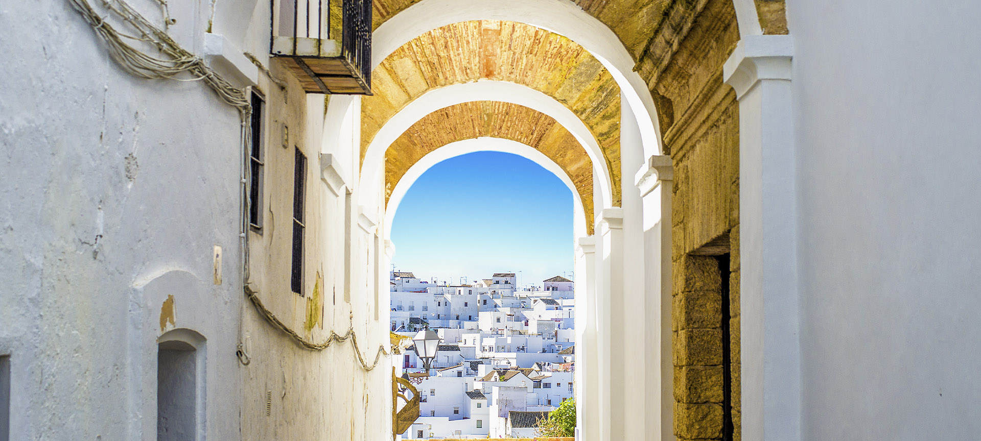 Typowa uliczka i panorama Vejer de la Frontera (prowincja Kadyks, Andaluzja)
