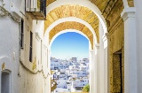 Typowa uliczka i panorama Vejer de la Frontera (prowincja Kadyks, Andaluzja)