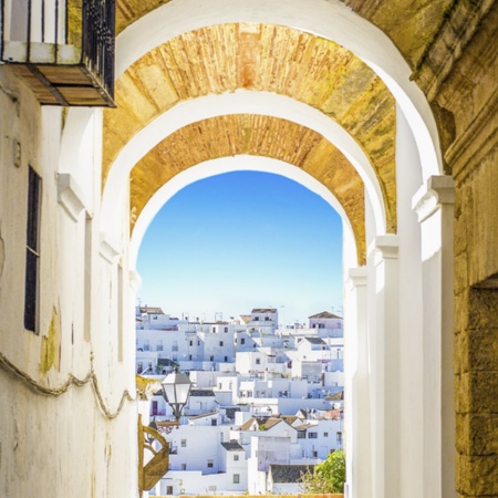 Typische Straße und Panoramablick auf Vejer de la Frontera (Cádiz, Andalusien)