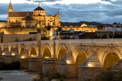 Vistas de Córdoba con el puente romano en primer plano