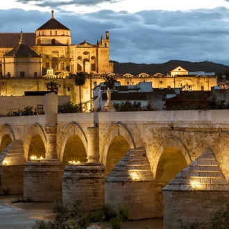 Vista de Córdoba com a ponte romana em primeiro plano