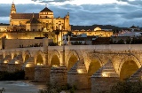 Vistas de Córdoba con el puente romano en primer plano