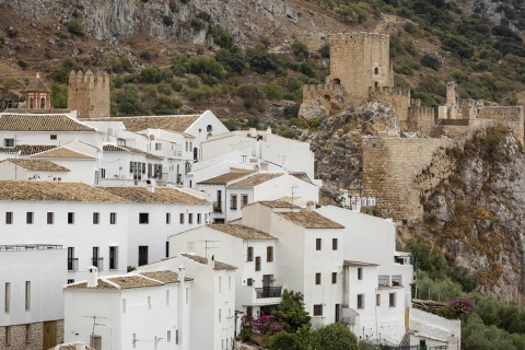 Vue panoramique de Zuheros (province de Cordoue, Andalousie)