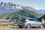 Tourist studiert eine Karte in der Nähe der Sierra Ferrera mit dem Montañesa-Gipfel im Hintergrund (Huesca)