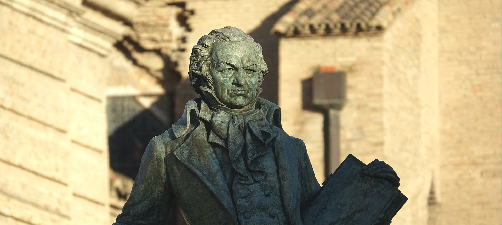 Statue de Francisco de Goya sur la Plaza Nuestra Señora del Pilar à Saragosse, Aragon Statue de Francisco de Goya sur la Plaza Nuestra Señora del Pilar à Saragosse, Aragon