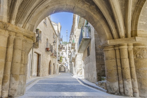 Una via del centro di Calaceite (Teruel, Aragona)