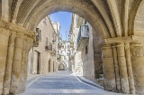 Una via del centro di Calaceite (Teruel, Aragona)