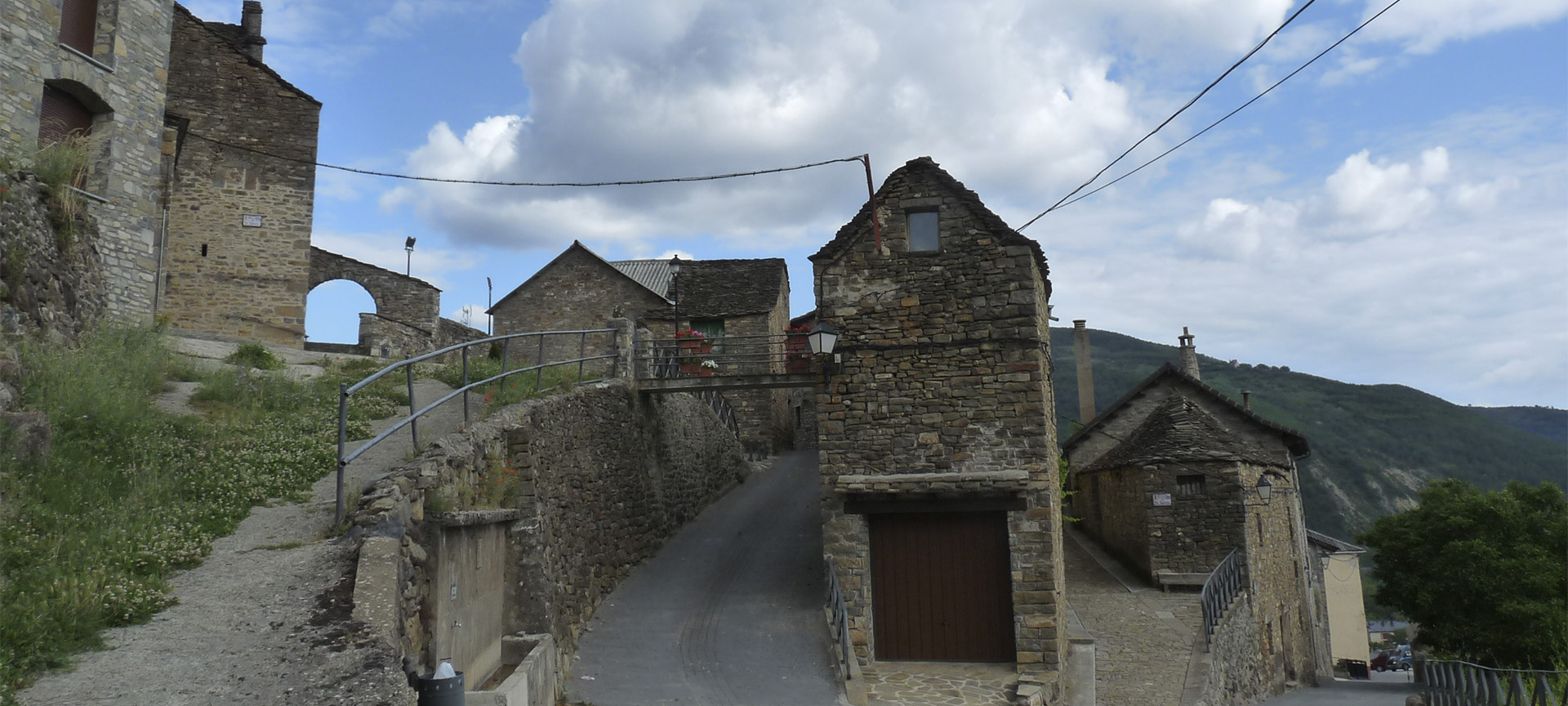 Bairro da igreja de Castiello de Jaca (Huesca, Aragão) Bairro da igreja de Castiello de Jaca (Huesca, Aragão)
