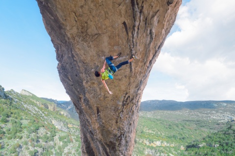 Un turista arrampica nella zona di Rodellar a Huesca, Aragona