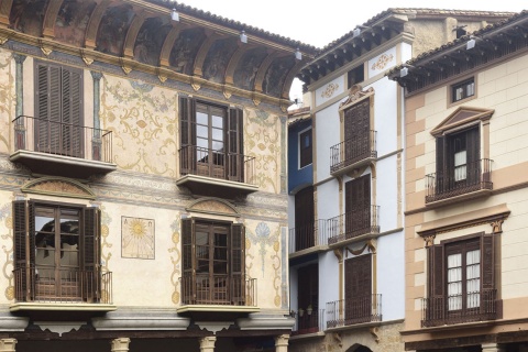 Zdobione fasady na Plaza Mayor w Graus (Huesca, Aragonia)