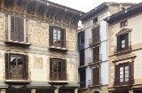 Zdobione fasady na Plaza Mayor w Graus (Huesca, Aragonia)
