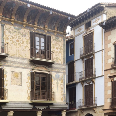 Facciate decorate della Plaza Mayor di Graus (Huesca, Aragona)