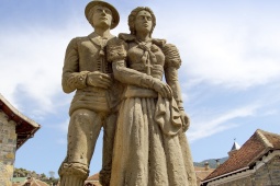 Sculpture représentant le costume traditionnel « chesco », à Hecho (province de Huesca, Aragon)