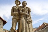 Escultura al traje tradicional "chesco", en Hecho (Huesca, Aragón)