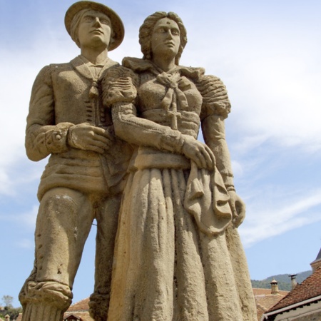 Scultura del costume tipico “chesco”, a Hecho (Huesca, Aragona)