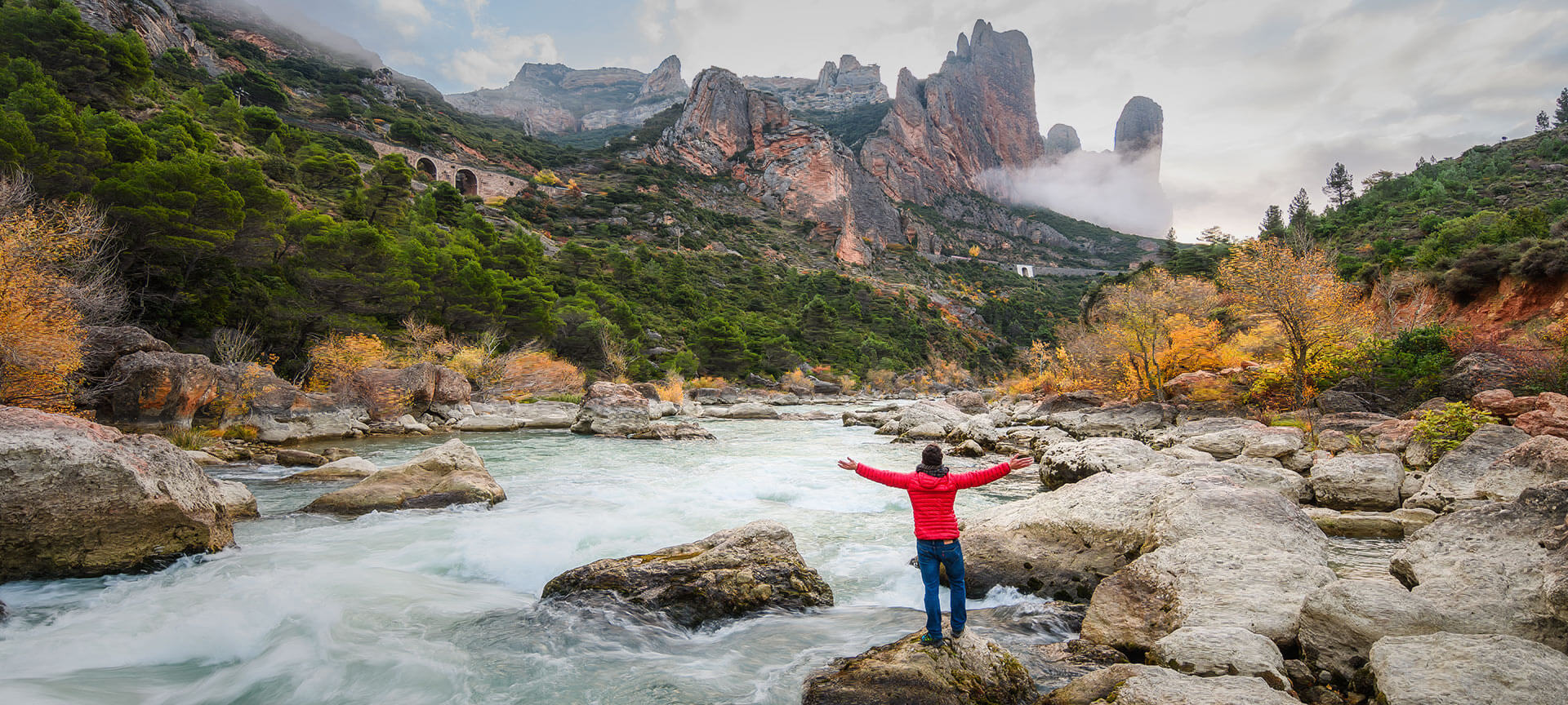 Tourist in den Mallos de Riglos in Huesca