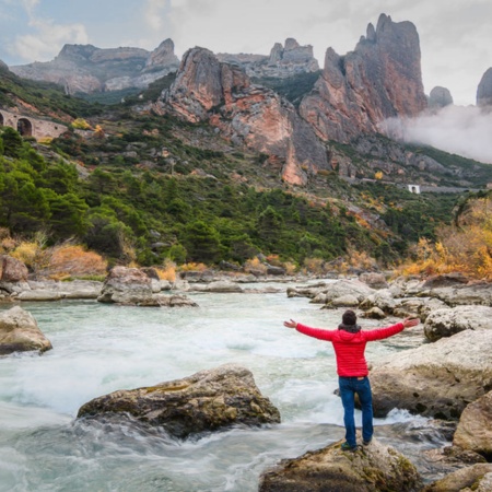 Turista nos Mallos de Riglos, em Huesca