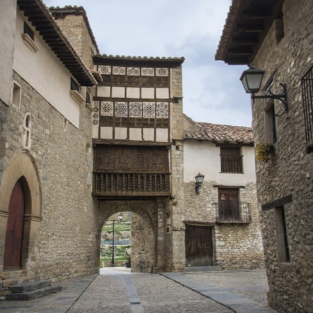 O Portal de las Monjas de Mirambel, em Teruel (Aragão)