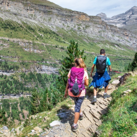 Osoby spacerujące w Parku Narodowym Ordesa y Monte Perdido w Huesce w Aragonii