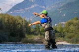 Турист ловит рыбу в реке Гальего в Уэске, Арагон, Испания