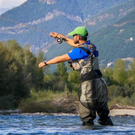 Un turista pesca nel fiume Gállego a Huesca, Aragona