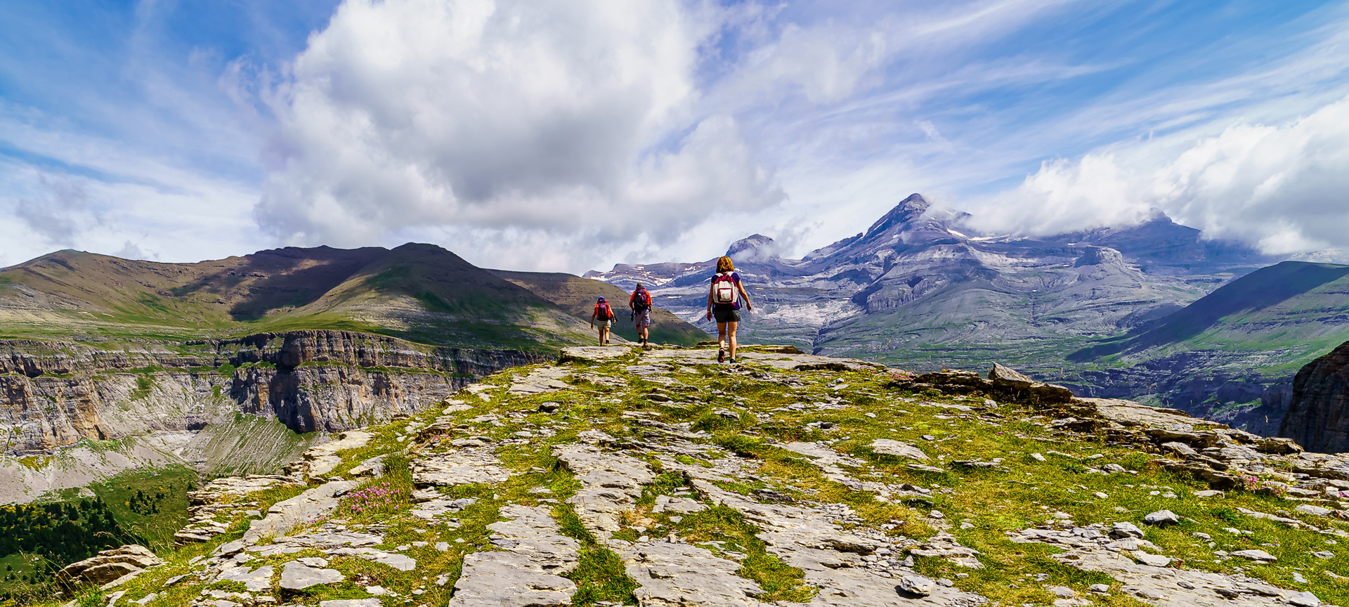 Touristes pratiquant la randonnée pédestre dans le Parc national d’Ordesa et du Mont Perdu à Huesca, en Aragon Touristes pratiquant la randonnée pédestre dans le Parc national d’Ordesa et du Mont Perdu à Huesca, en Aragon