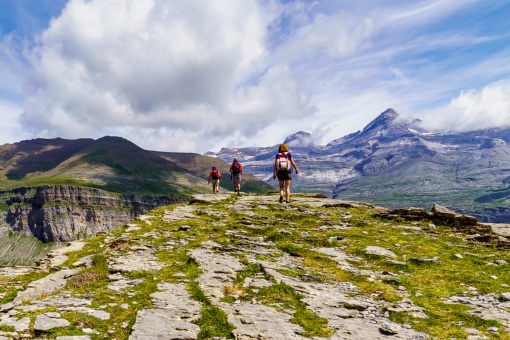 Turyści na szlaku w Parku Narodowym Ordesa y Monte Perdido w prowincji Huesca, Aragonia