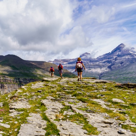 Turisti fanno trekking nel Parco Nazionale di Ordesa e Monte Perdido a Huesca, Aragona