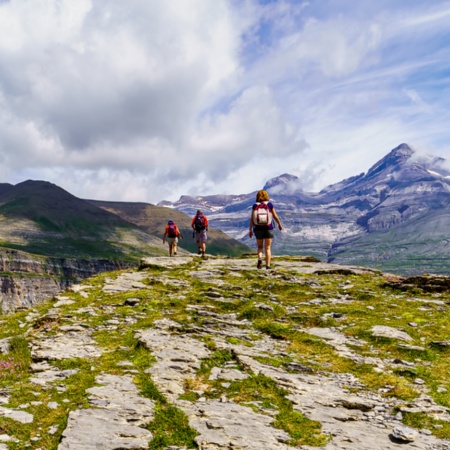 Turistas haciendo senderismo en el Parque Nacional de Ordesa y Monte Perdido en Huesca, Aragón